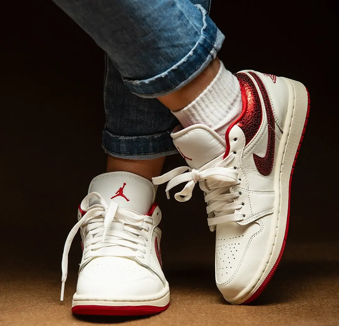 Alternative view of Giày Nike Air Jordan 1 Low 'Ruby' HJ9338-106