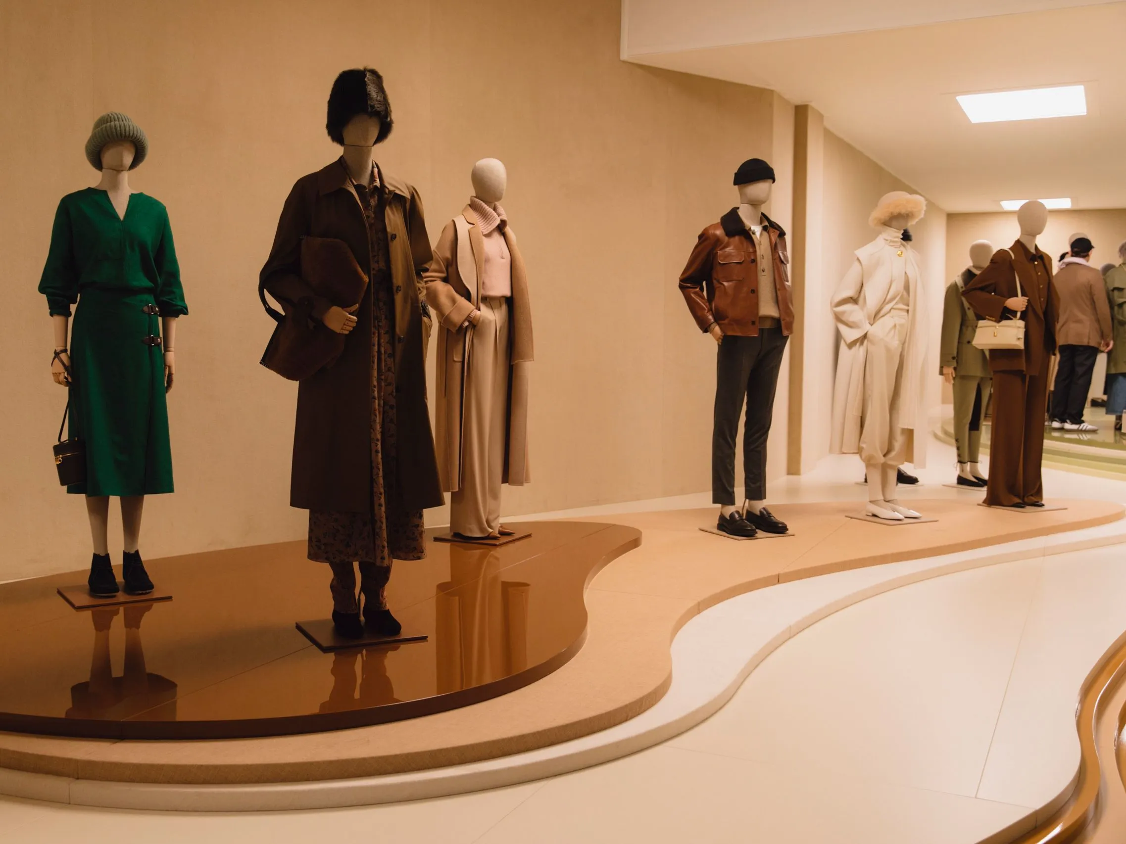 Hinh anh 9: Logo thuong hieu Loro Piana voi tong do kummel dac trung