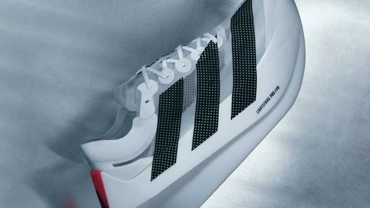 Adidas Adizero Prime X Evo, giay chay bo cong nghe cao, mau trang den