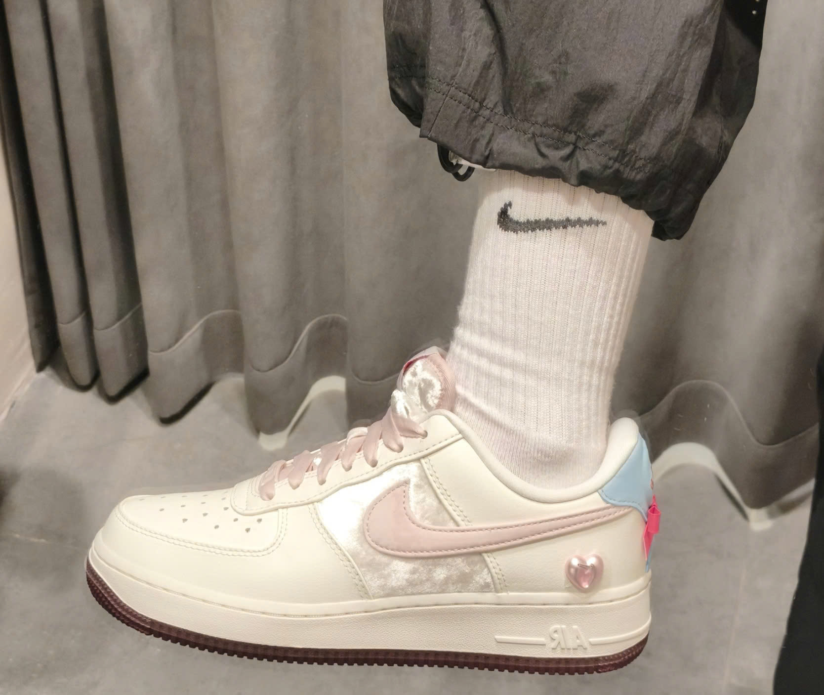 Alternative view of Giày Nike Air Force 1 Low 'Valentine's Day' IQ4937-161