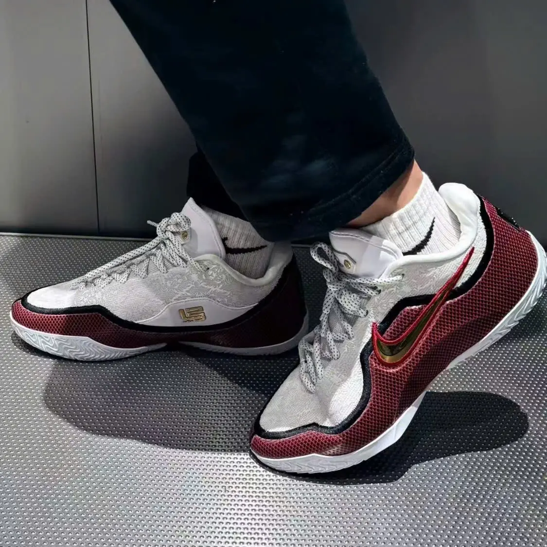 Alternative view of Giày Nike LeBron 23 ‘University Red’ IB9563-100