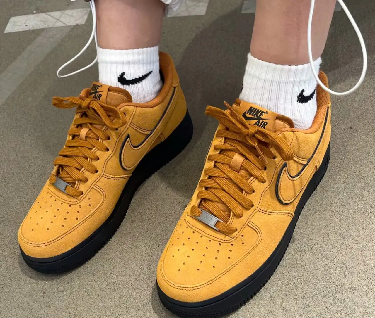 Alternative view of Giày Nike Air Force 1 Low '07 LV8 'Desert Ochre Black' HQ1966-700