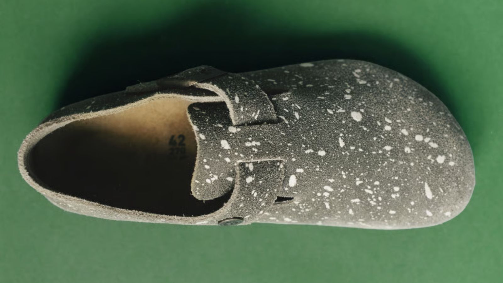 Hinh anh 1: Hinh anh mo ta bo suu tap Song For The Mute x Birkenstock voi bon nhan vat doc dao.