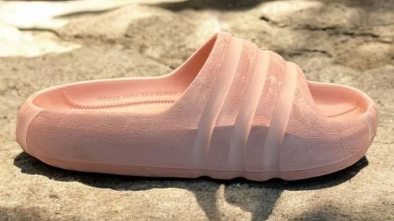 Hinh anh 1: Thiet ke Bad Bunny x adidas Stone Slide lay cam hung tu thien nhien