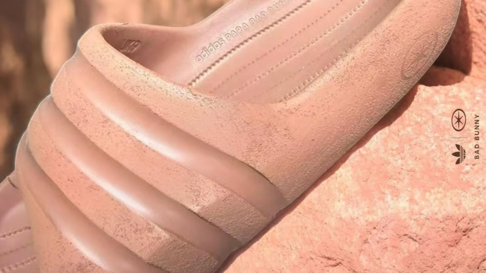 Hinh anh 2: Thiet ke Bad Bunny x adidas Stone Slide lay cam hung tu thien nhien