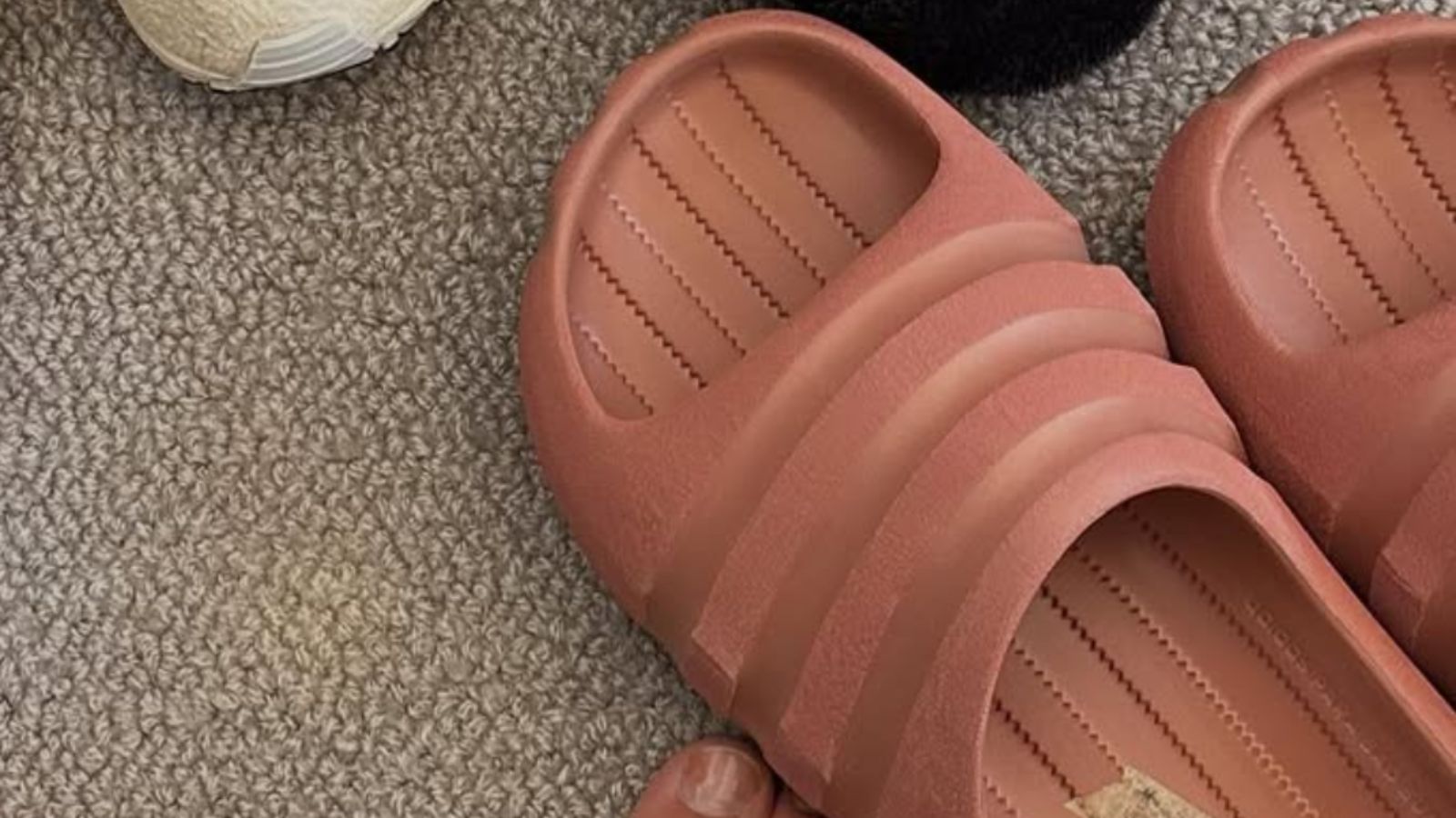 Hinh anh 5: Thiet ke Bad Bunny x adidas Stone Slide lay cam hung tu thien nhien