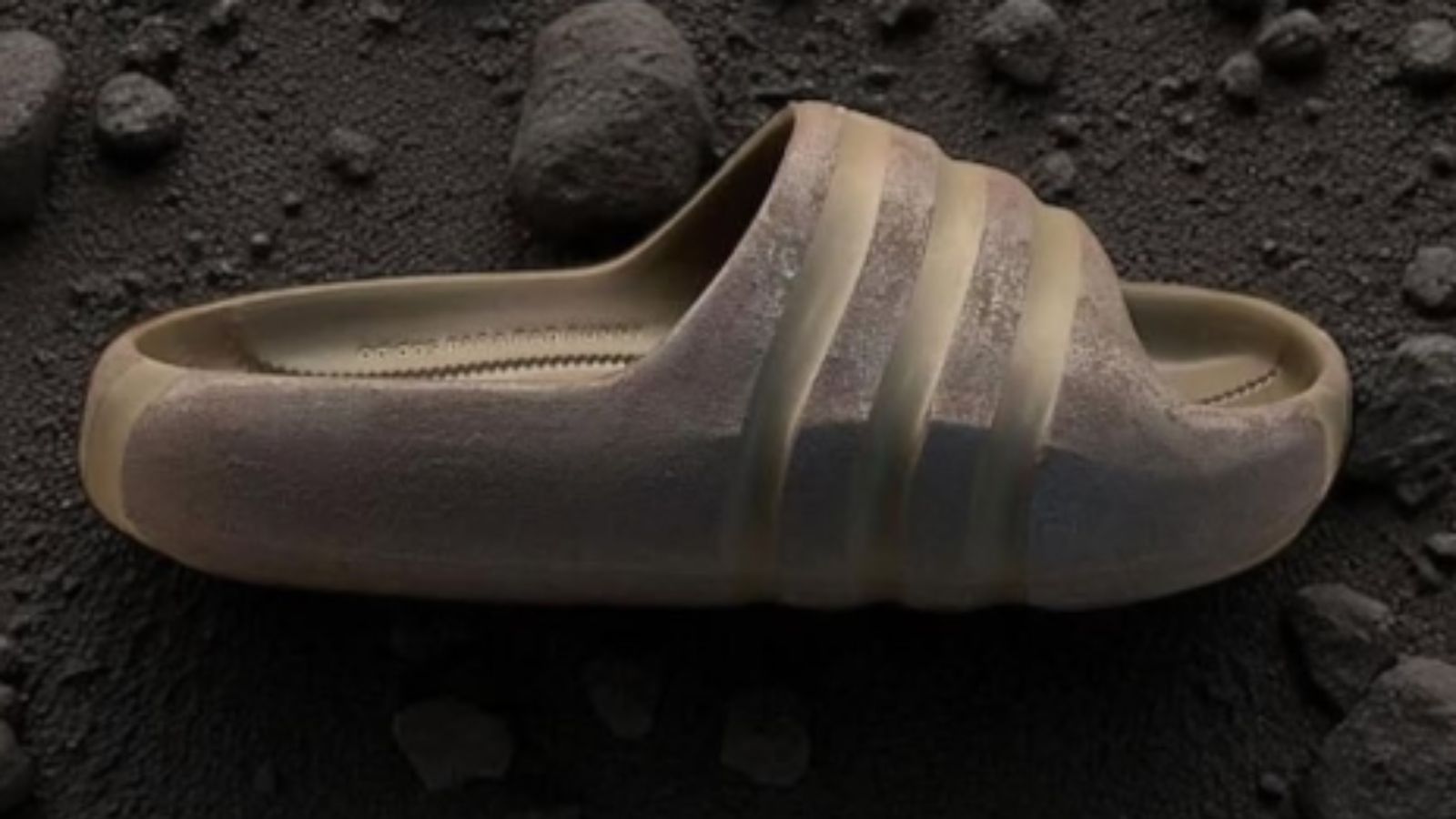 Hinh anh 7: Thiet ke Bad Bunny x adidas Stone Slide lay cam hung tu thien nhien