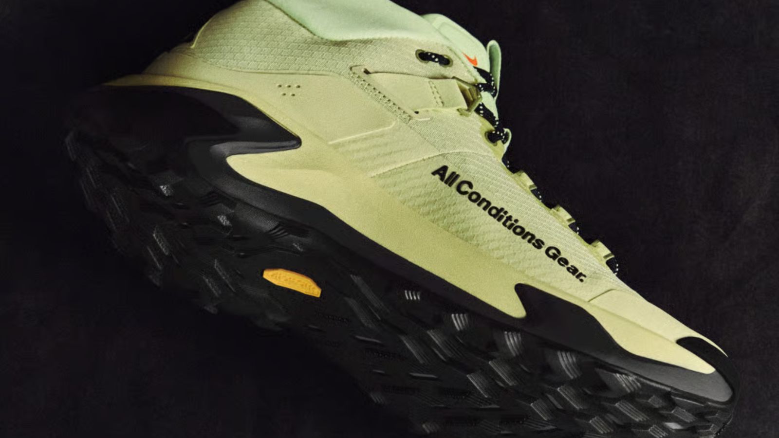 Hinh anh 2: Giay Nike ACG Zegama Hike mau xanh la noi bat cho hiking