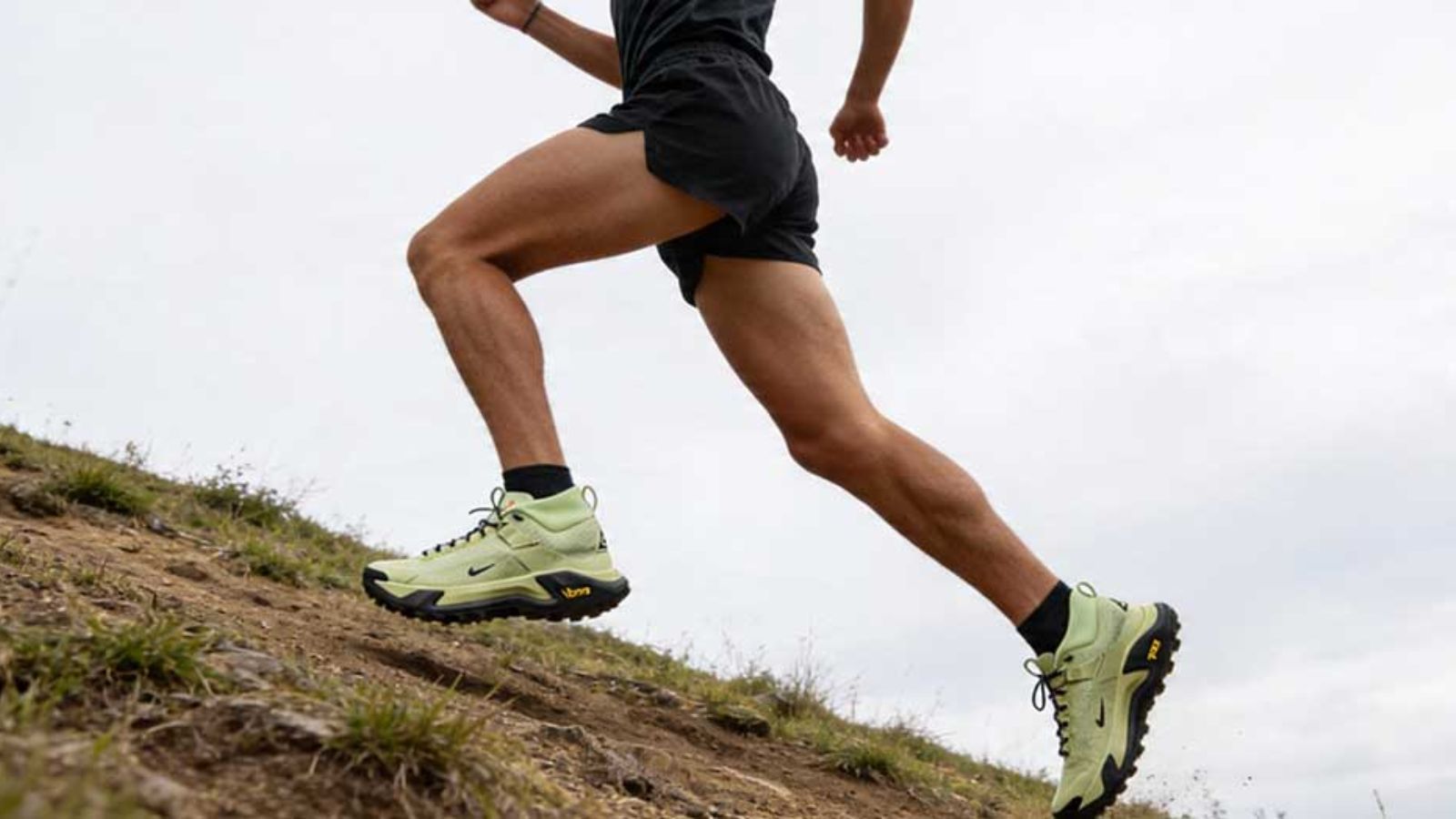 Hinh anh 6: Giay Nike ACG Zegama Hike mau xanh la noi bat cho hiking