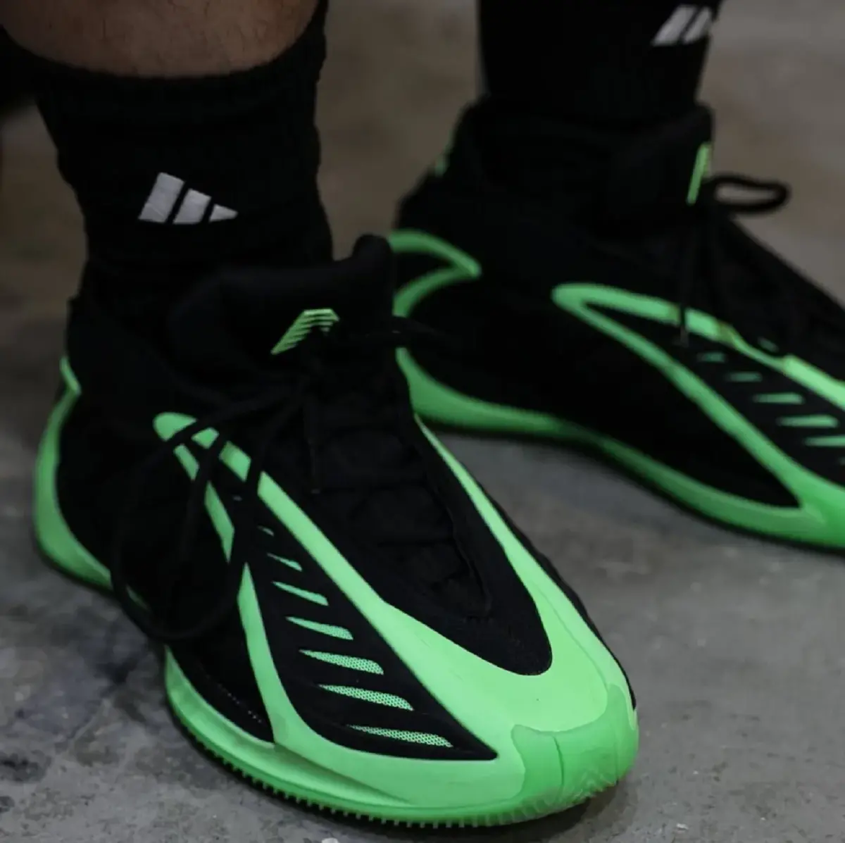 Alternative view of Giày Adidas AE 2 'Black Lime Burst' JR1572