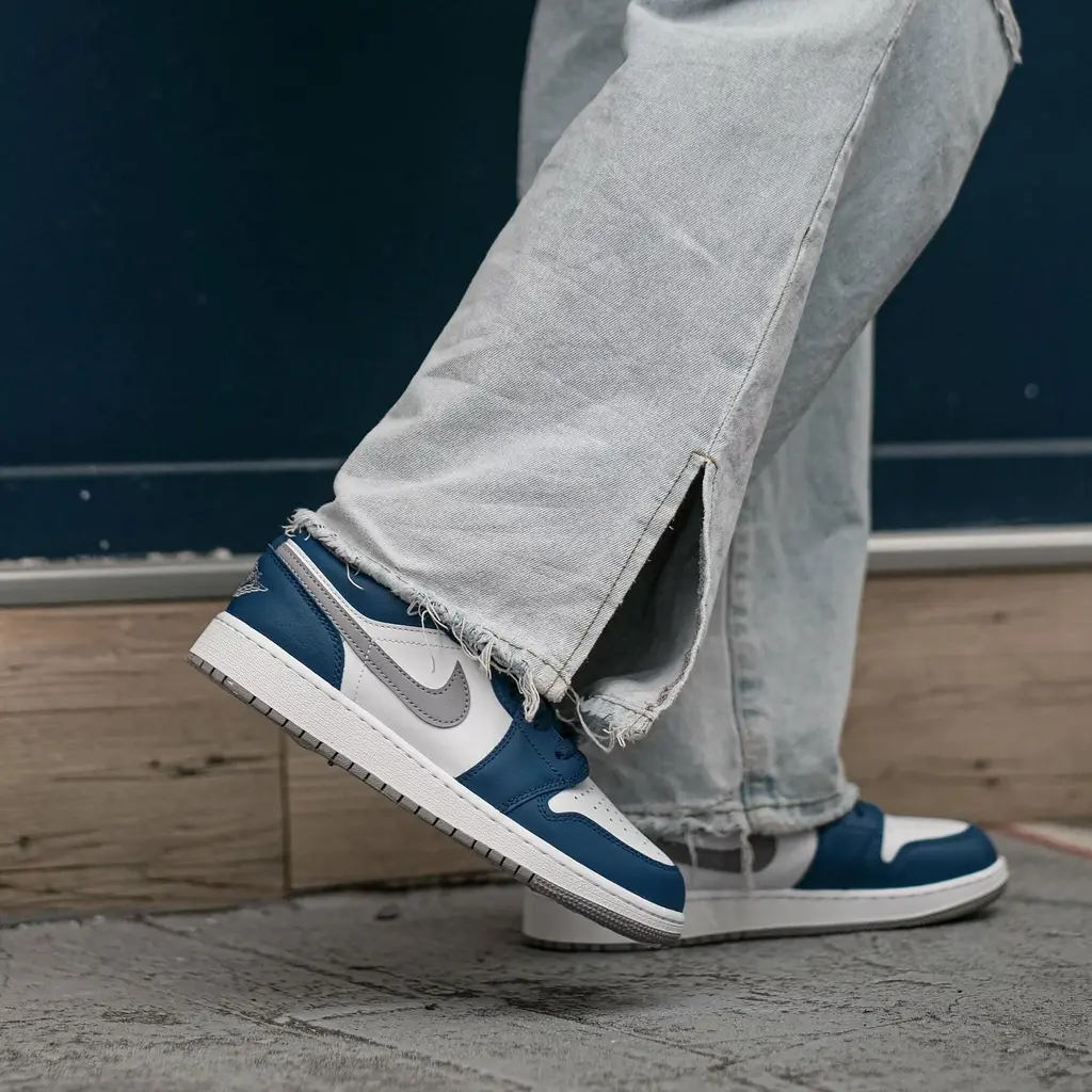 Alternative view of Giày Nike Air Jordan 1 Low 'University Blue' 553560-404