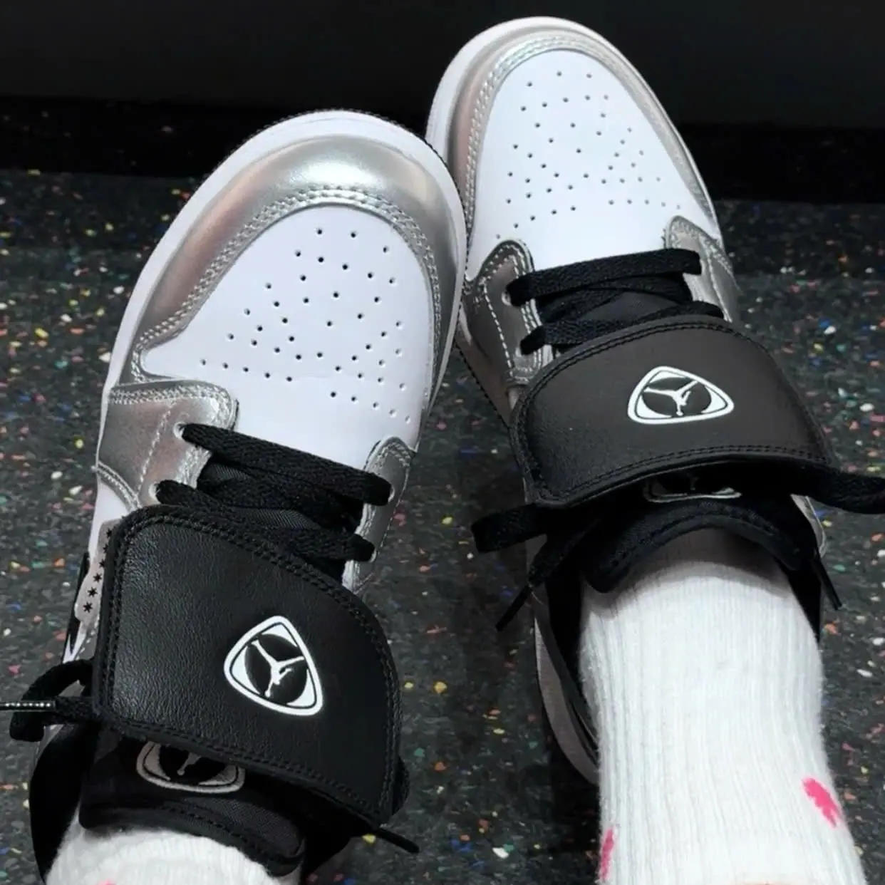 Alternative view of Giày Nike Air Jordan 1 Low SE 'Metallic Silver' IR2310-100