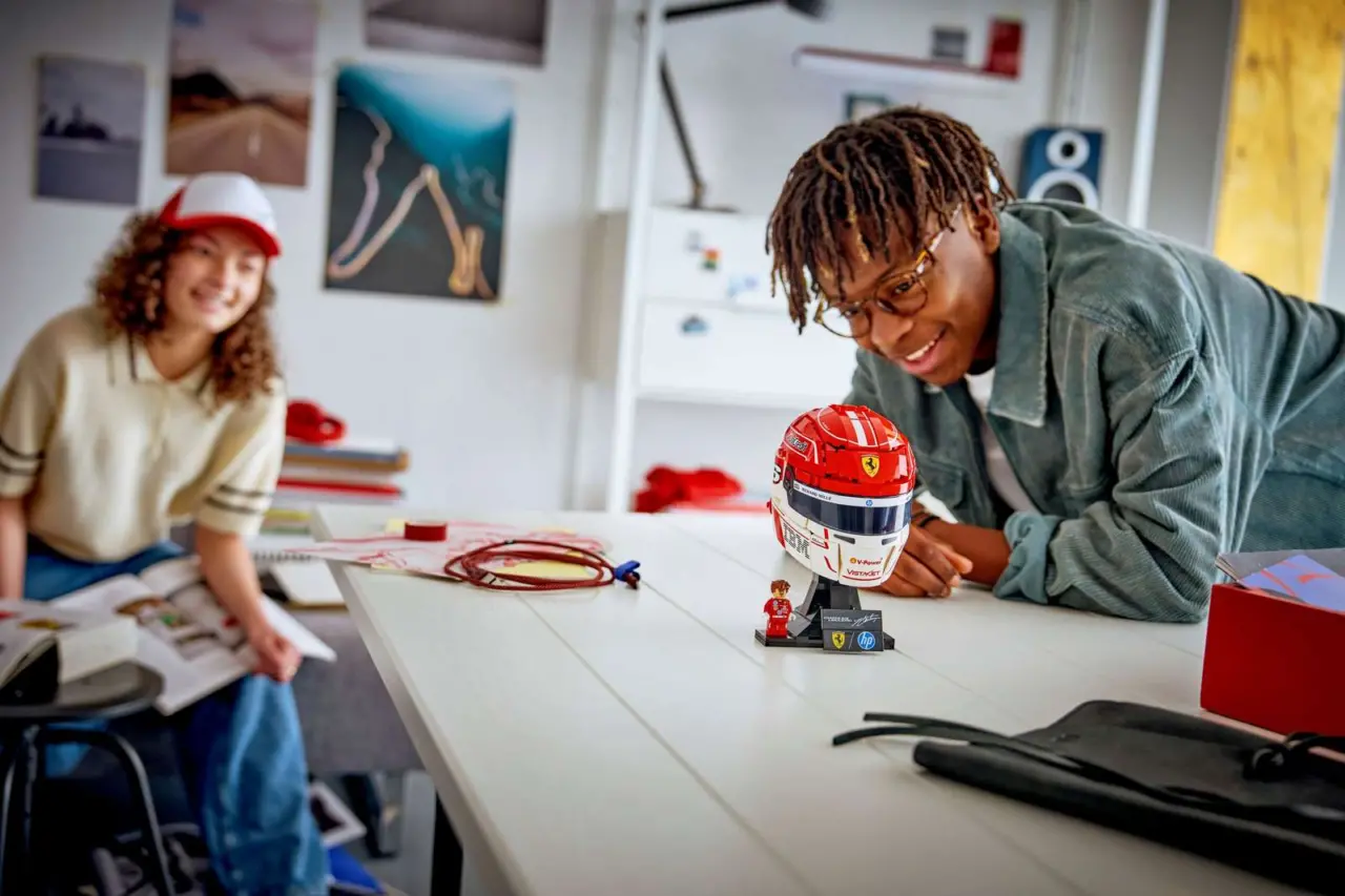 Alternative view of Mô Hình Lego Scuderia Ferrari HP Charles Leclerc Helmet 43014