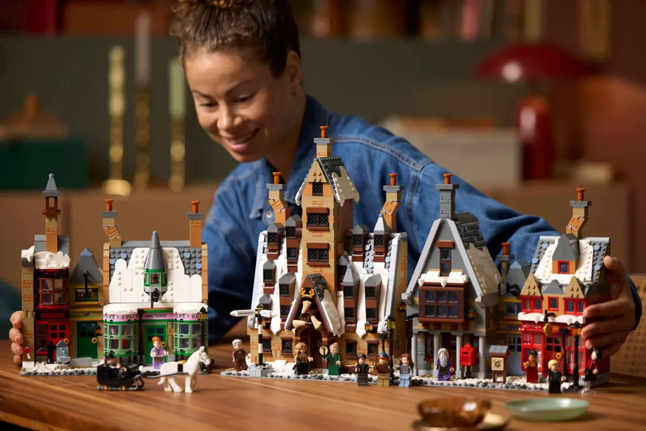 Alternative view of Mô Hình Lego Harry Potter Hogsmeade Village Collectors 76457
