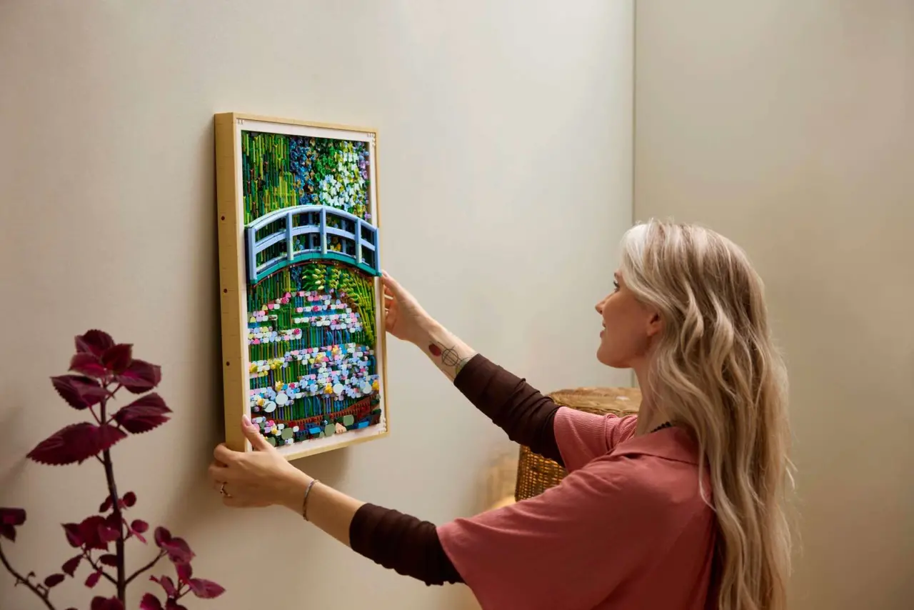 Alternative view of Mô Hình Lego Claude Monet – Bridge over a Pond of Water Lilies 31220
