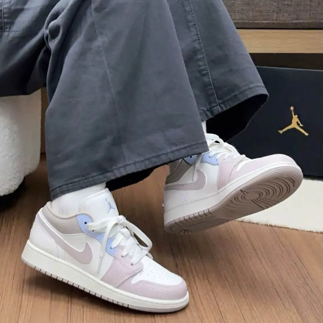 Alternative view of Giày Nike Air Jordan 1 Low 'Soft Pink' IV3219-161