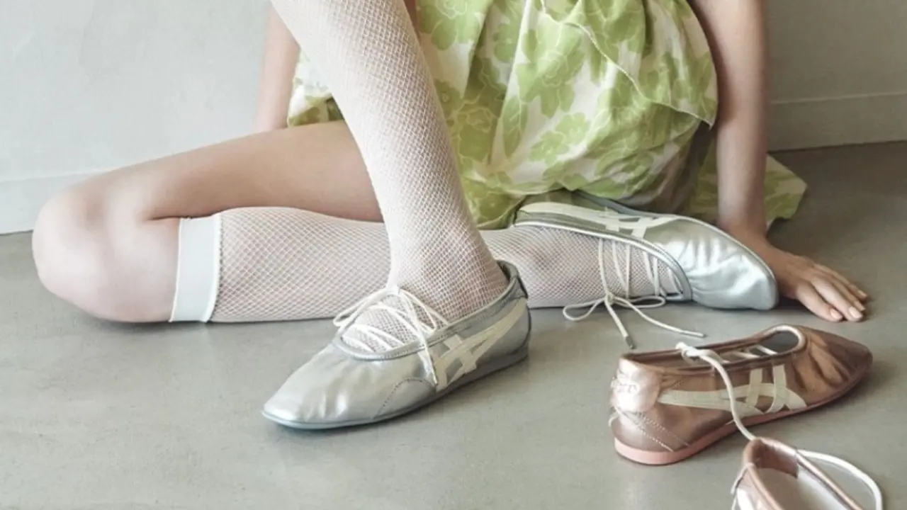 Hinh anh 1: Hinh anh sneaker ballet - su ket hop giua phong cach the thao va ve dep nu tinh.